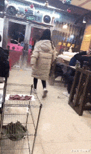 搞笑GIF：我们老司机开车历来不挑路的