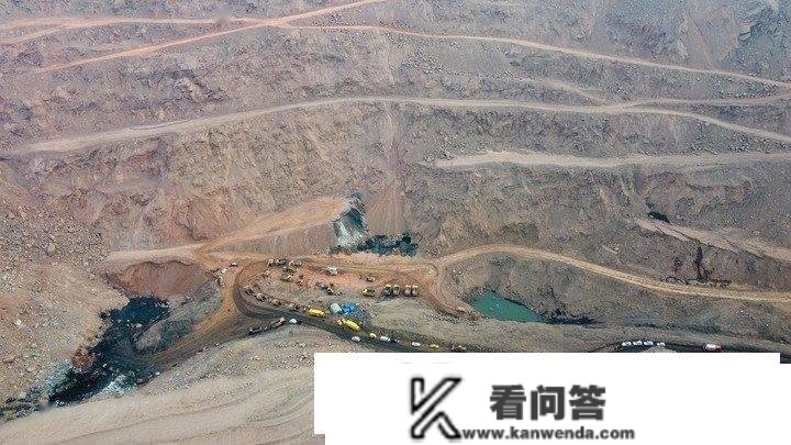 空中俯瞰内蒙古阿拉善盟新井煤业露天矿坍塌变乱现场
