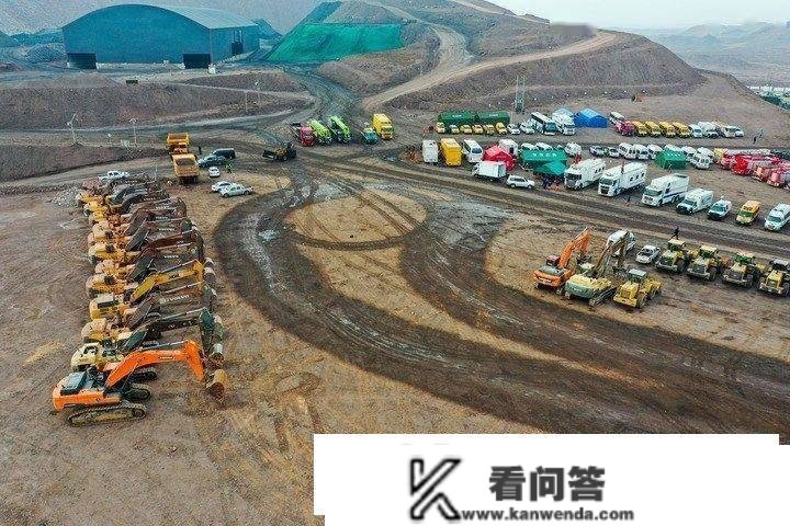空中俯瞰内蒙古阿拉善盟新井煤业露天矿坍塌变乱现场