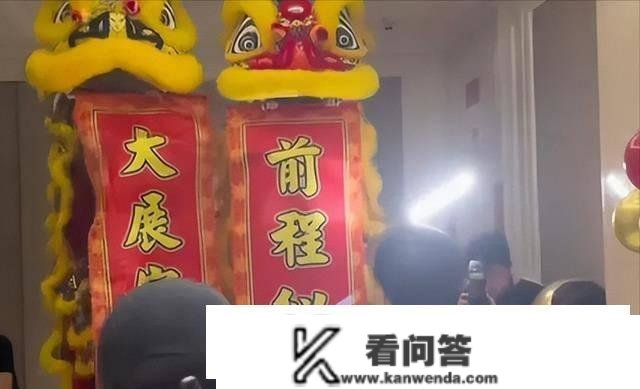 成龙现身杭州乔迁新居，邀浩瀚网红参不雅新房，豪宅被爆四万万