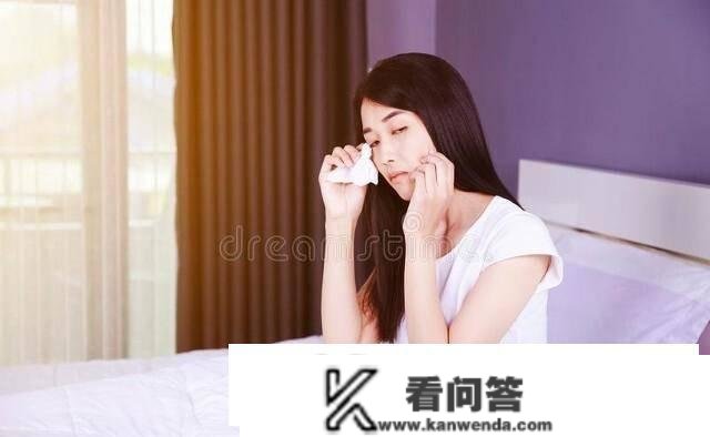 父亲让女儿帮弟弟买房子成婚，父亲：帮你弟买房子成婚，女儿：滚