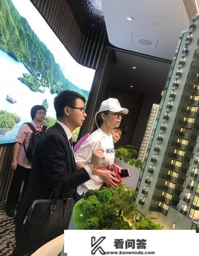 TVB小花单独抚育儿子照旧吸金力十足现身新楼盘疑掷万万买新居