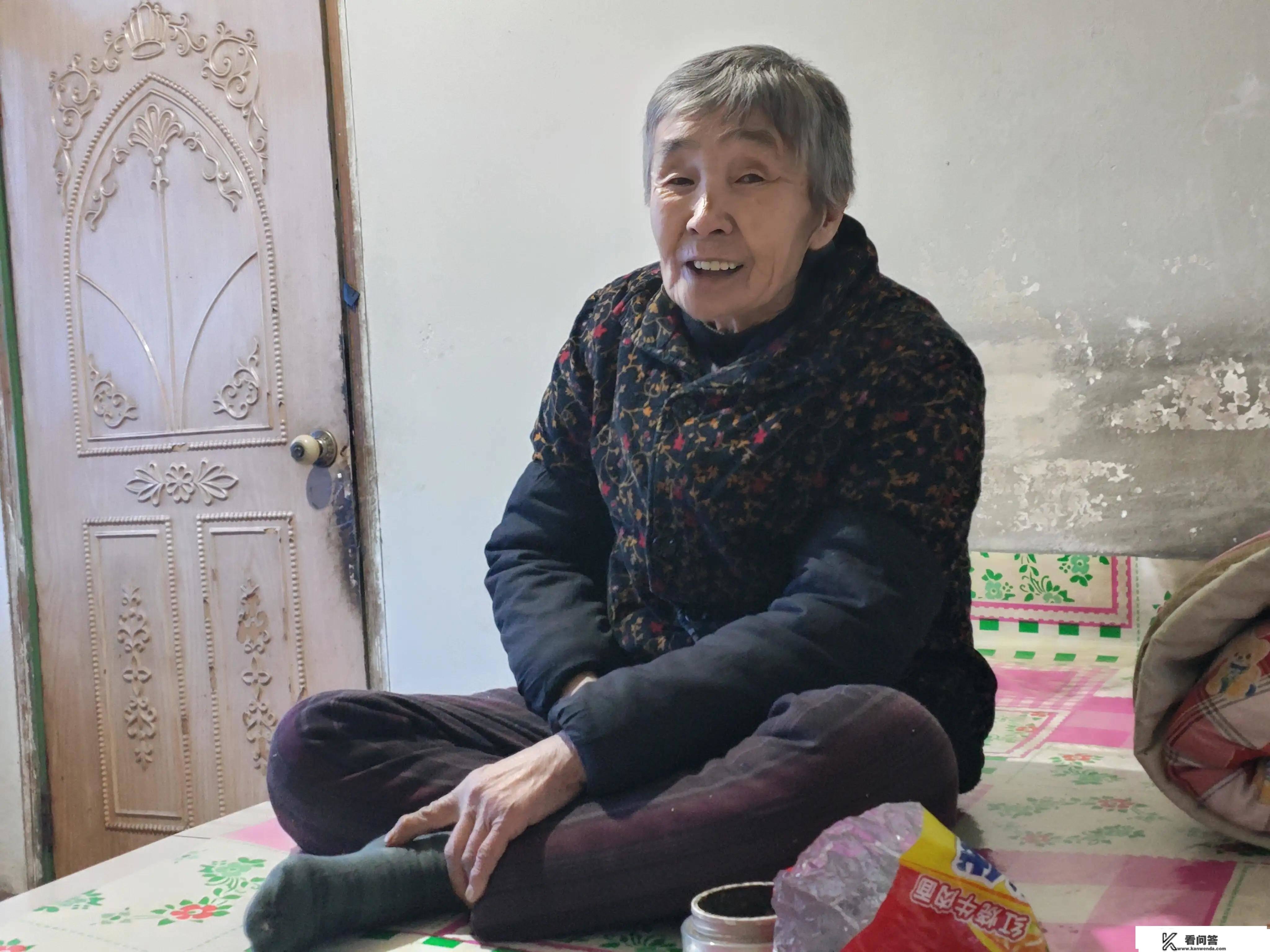 东北农村，七十五岁老妈独居大房子，两儿子要卖房子，老妈差别意