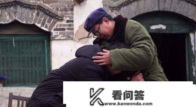 “爸，我亏了30万”，父亲卖房子凑钱还债，债主不要反赠送一套房