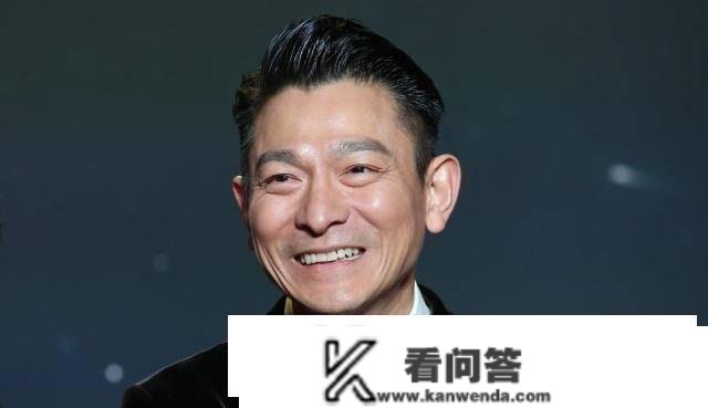 拂晓当爸后入不够出？赔500万也要卖房子，与郭富城等人不同大