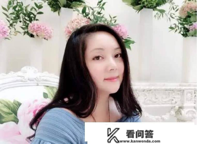 薛宝钗演片子获得加拿大永久栖身权，改行做房产赚翻，54岁仍独身