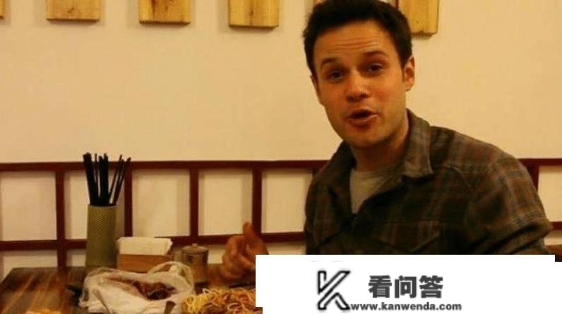 2011年，他获得中国永久栖身权，中文流利堪称十级，更爱去菜市场