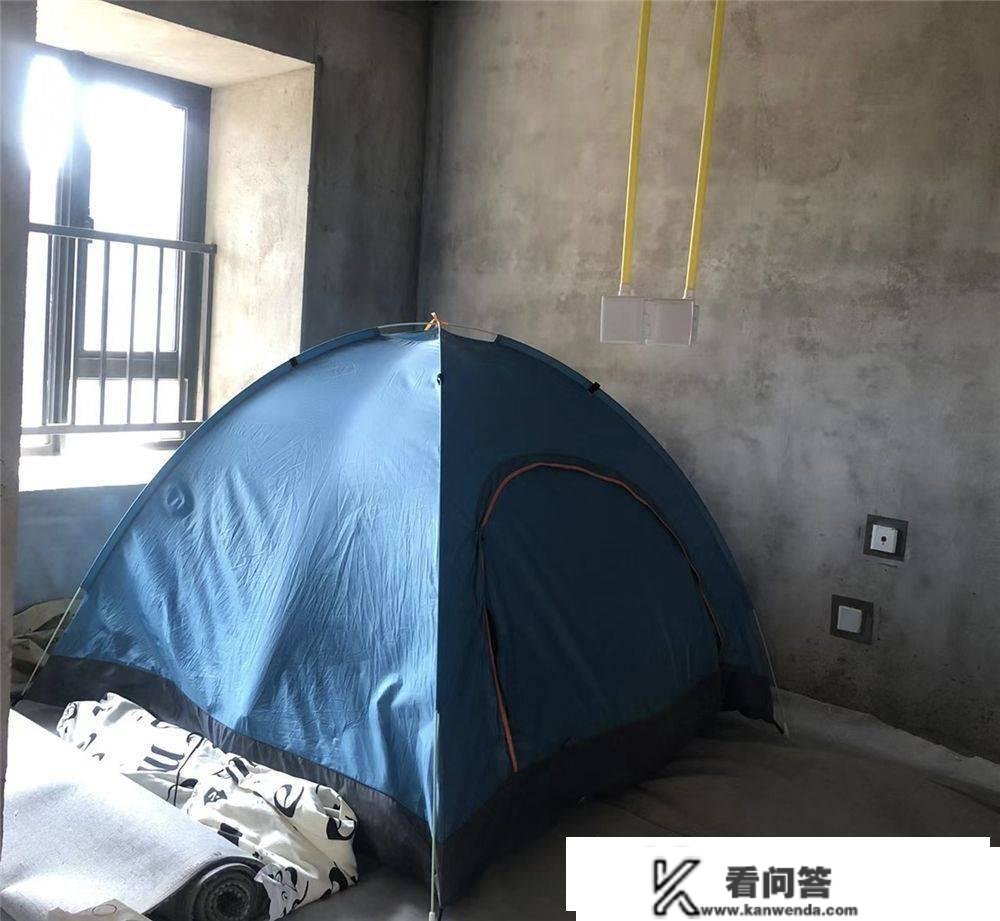 福建95后女生买下89㎡毛坯房，为省钱不拆修间接住，家里收帐篷