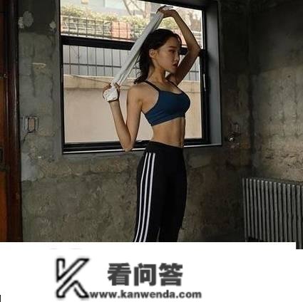 身段苗条健身女神，在毛坯房熬炼，网友：如斯艰辛？