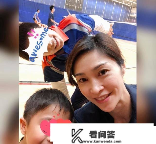 李克勤妻子花两万万买楼，被诘问反嫌“多事”，房产写在本身名下