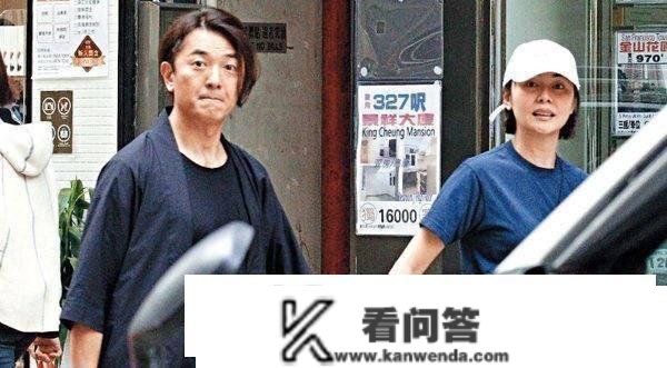 52岁郑伊健近照：和老婆十指紧扣低调现身，买楼投资身价超一亿