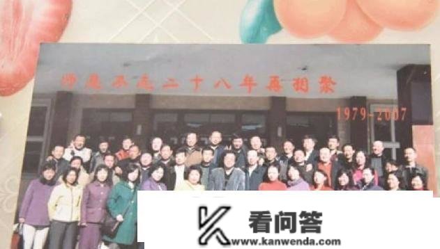 38年前，教师拿一半工资为学生买鞋，26年后，他为教师买楼