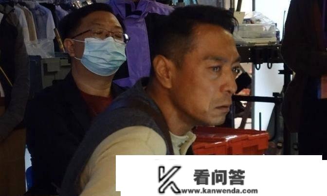 姜皓文新剧跪地爆哭，52岁夺更佳男配，曾豪花7位数买楼送妻子