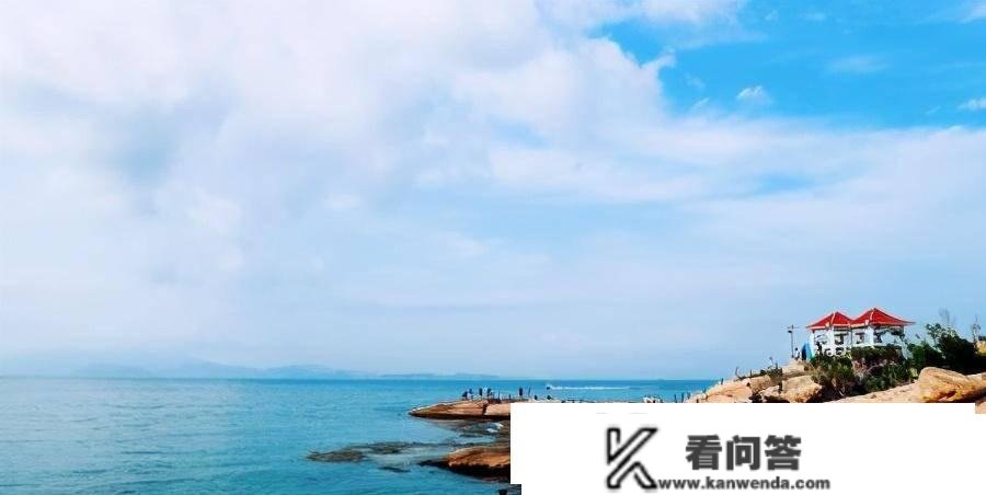 均匀20℃被称为“海上明珠”，那座小岛保留着最古朴的天然风光