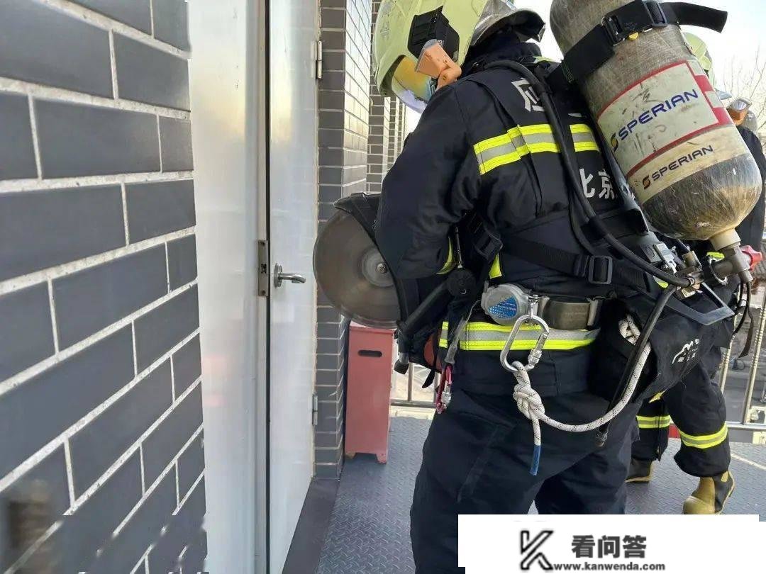 西城消防 开展多层建筑火灾扑救想定功课练习训练