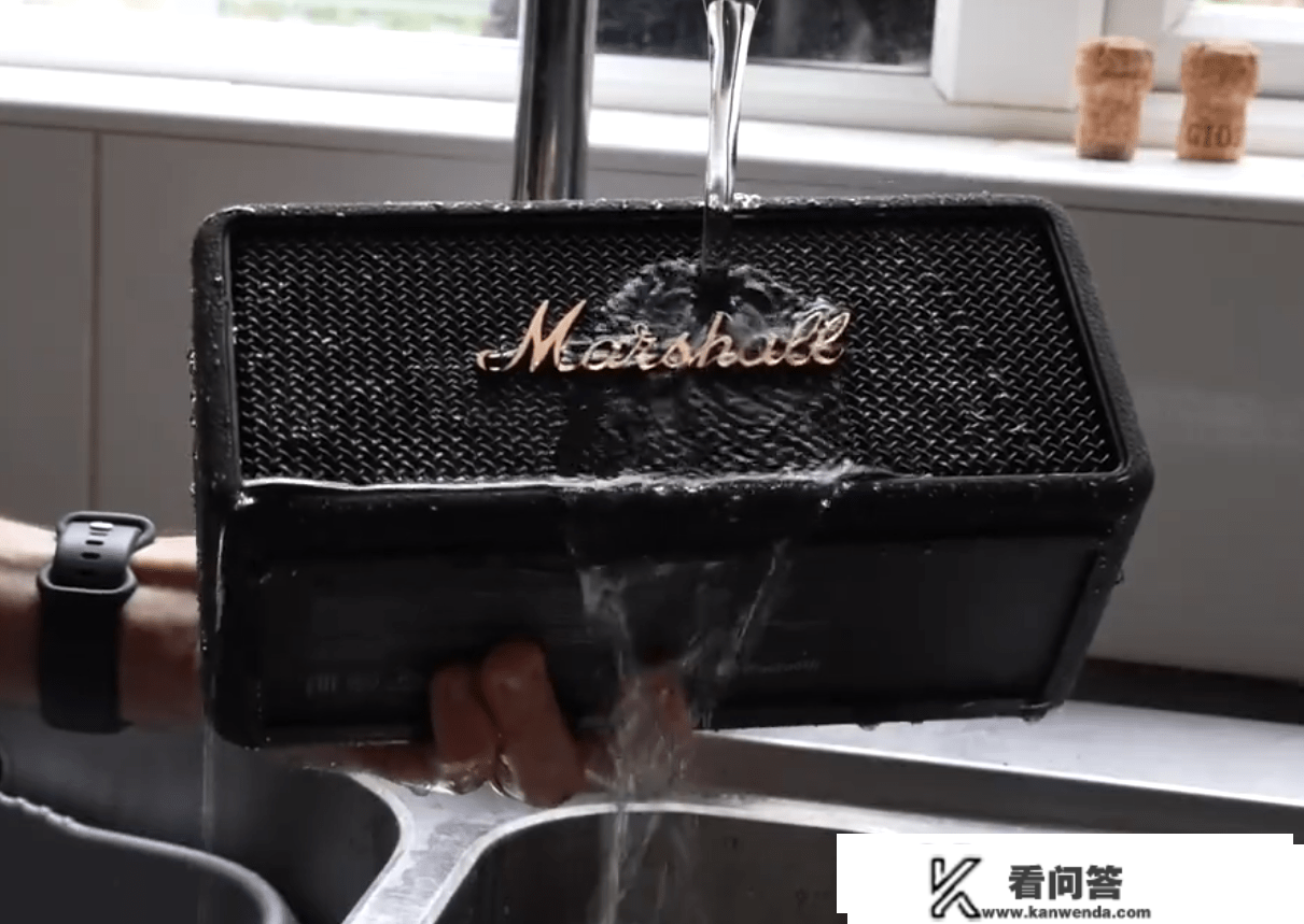 Marshall Middleton蓝牙音箱评测：四扬声器设置装备摆设，撑持反向充电