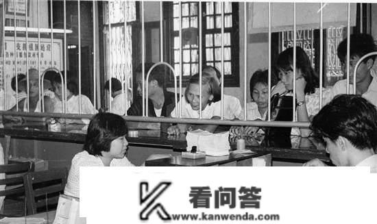 1980年，一农妇带3斤黄金到银行兑换，两卡车公安立即包抄其住所