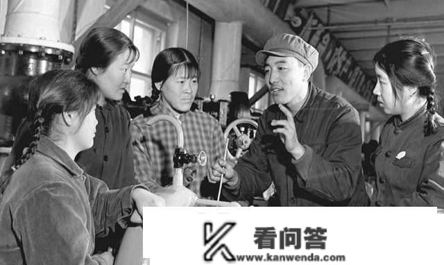 1980年，一农妇带3斤黄金到银行兑换，两卡车公安立即包抄其住所