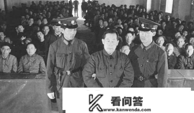 1980年，一农妇带3斤黄金到银行兑换，两卡车公安立即包抄其住所