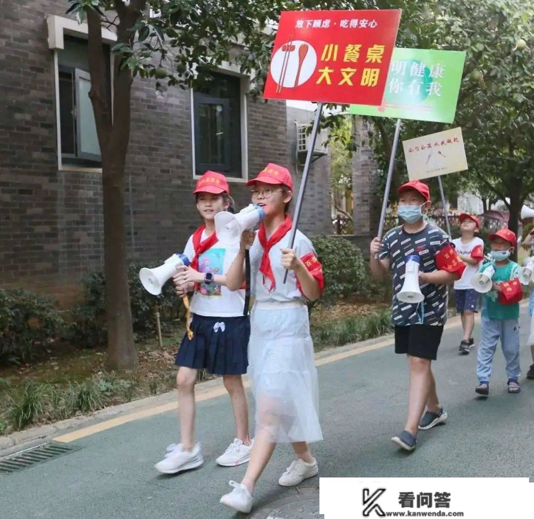 意愿办事月丨《光亮日报》报导江岸百步亭意愿办事队：最靓“红马甲”让意愿办事各处开花