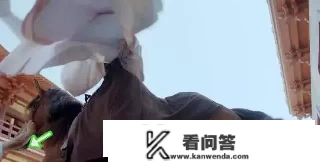 最“尬”穿帮镜头：李现喝啤酒忍了，杨洋亲的耳朵都红了！