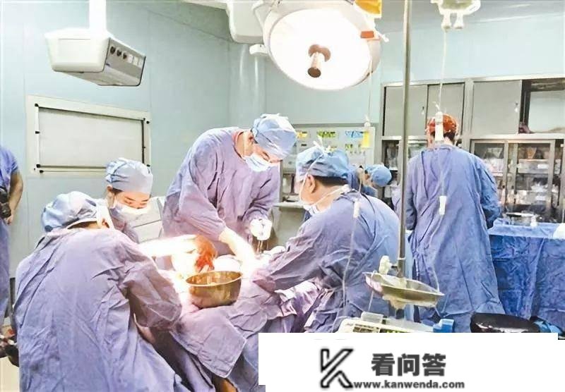 中国每年有60万医学生结业，仅10万人能抵上白大褂，那是怎么回事