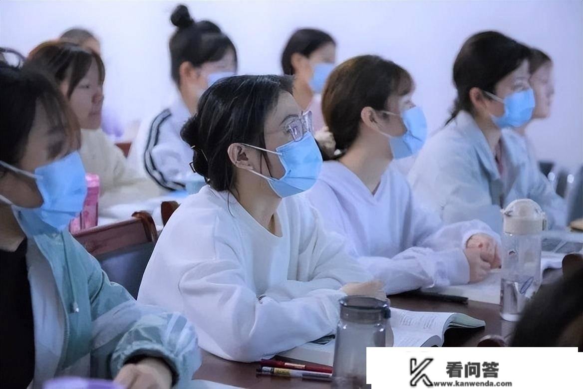 中国每年有60万医学生结业，仅10万人能抵上白大褂，那是怎么回事