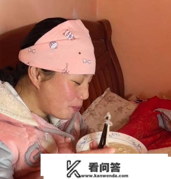 穿帮了！牛爱芳二胎被遗忘，单独在病院无人理？网友：还能怎么编