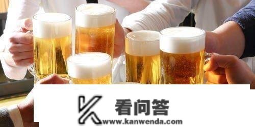 银行员工回绝喝酒被打，你上班会喝酒吗？