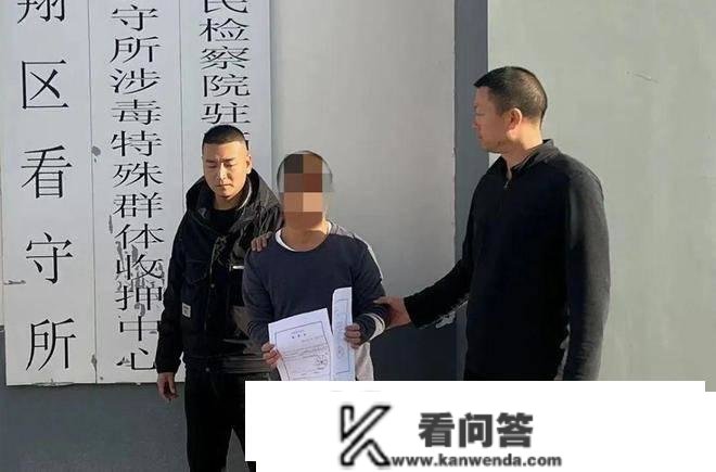 在监狱刑满释放的时候都穿什么衣服出来？