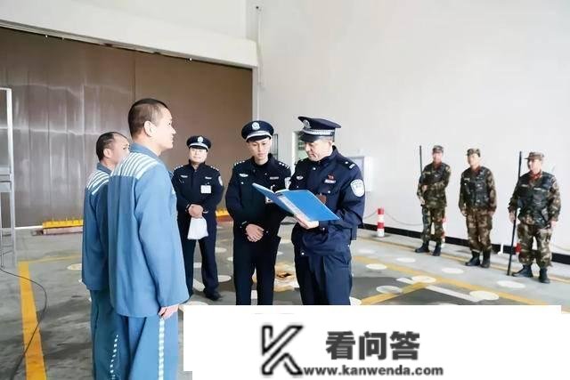 在监狱刑满释放的时候都穿什么衣服出来？