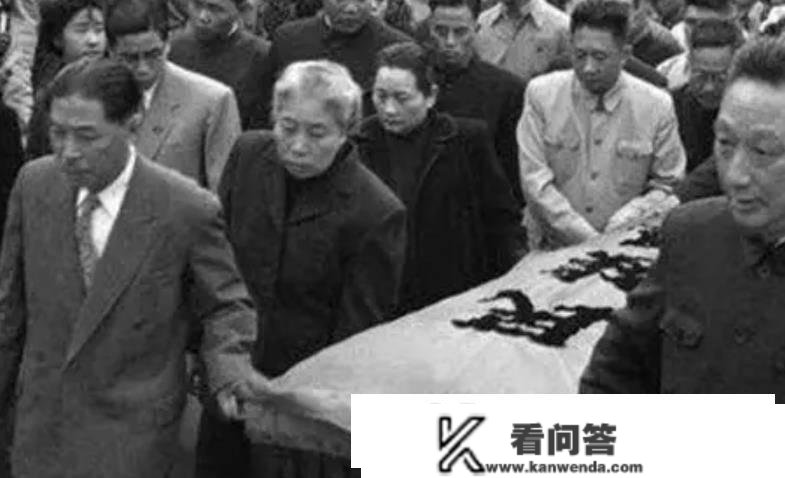 鲁迅死后事：做脸模，九千余人吊唁签名，“民族魂”白绸旗覆灵榇