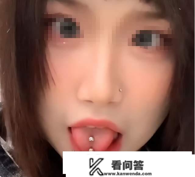 年轻妈妈装扮时髦，戴“唇钉”去开家长会，网友曲白评论太扎心