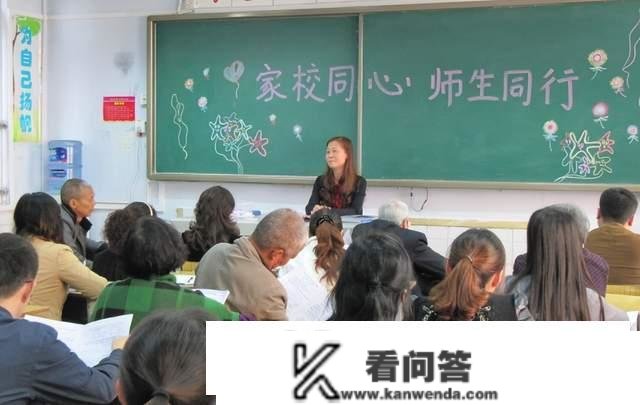 年轻妈妈装扮时髦，戴“唇钉”去开家长会，网友曲白评论太扎心