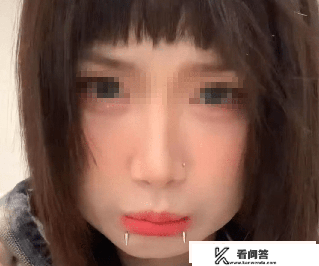 年轻妈妈戴“舌钉”去家长会，网友曲白评论：等着孩子被孤立吧