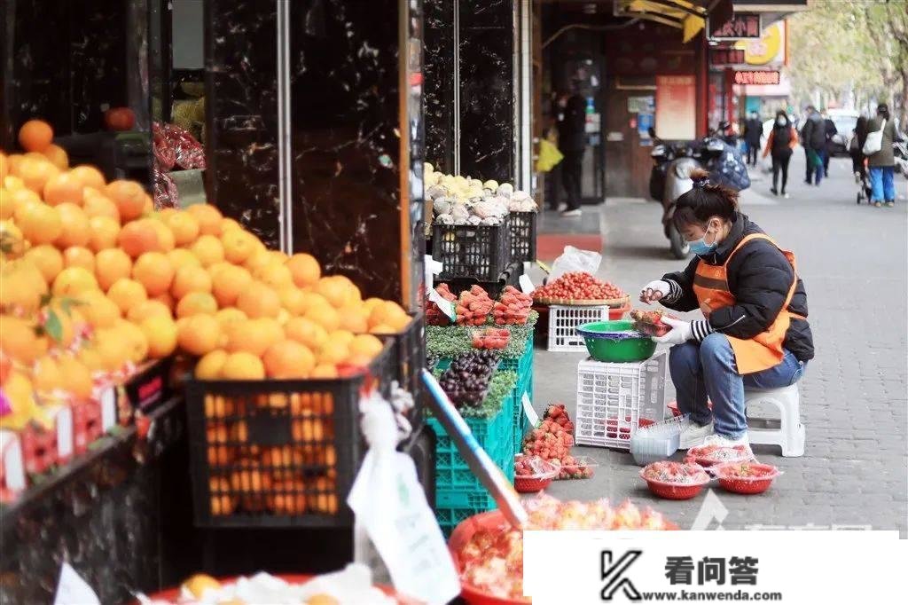 曲击工做日上海陌头：“阳康”女环卫工坚守岗位，部门场合暂停线下办事