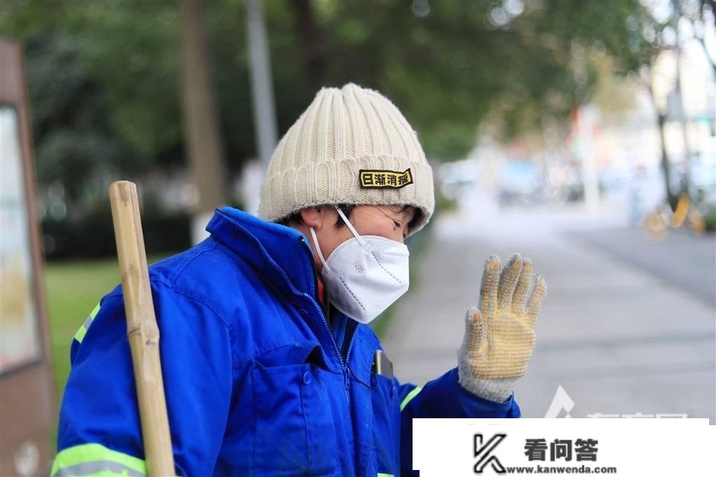 “阳康”街拍 | 女环卫工凌晨五点上班：“只要点咳嗽，不需要告假”