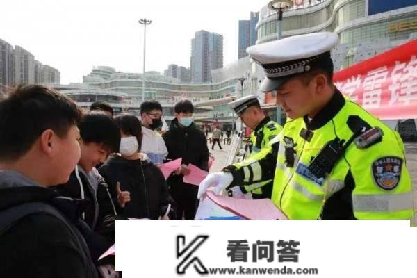 黄岛交警开展学雷锋主题活动 现场为市民普及交管常识