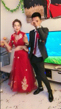 搞笑GIF：我结个婚是实不容易呀，还得爬墙，以后不晓得还有什么