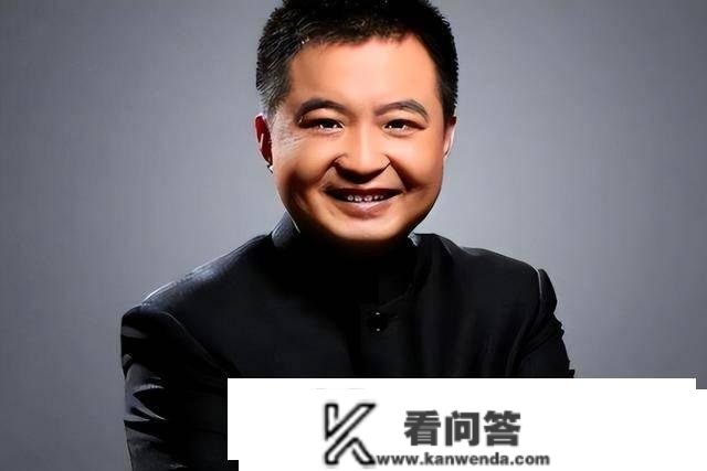 卷走百亿、跑路国外，反说粉丝“太蠢”！起底金融骗子翟山鹰