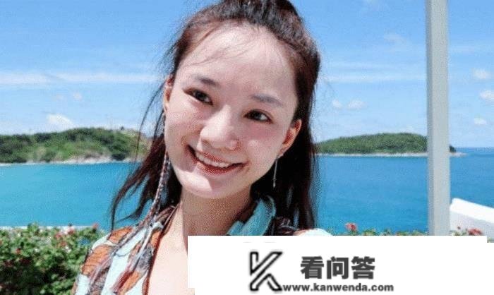 因门第显赫带资进组演女主，让黄圣依做配，35岁破产以柜姐谋生