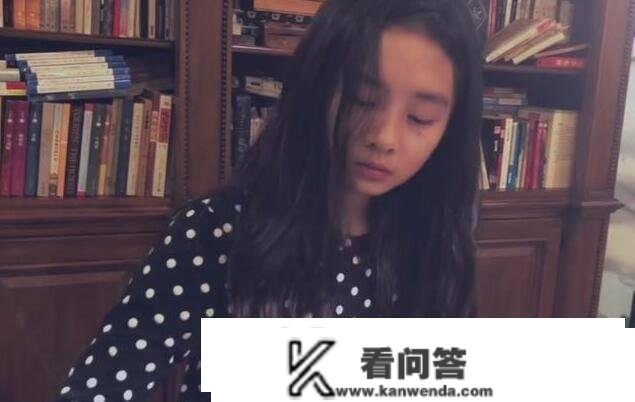 李亚鹏女儿晒自拍秀出大长腿，孙莉说女儿爱漂亮丽，网友：都长大了