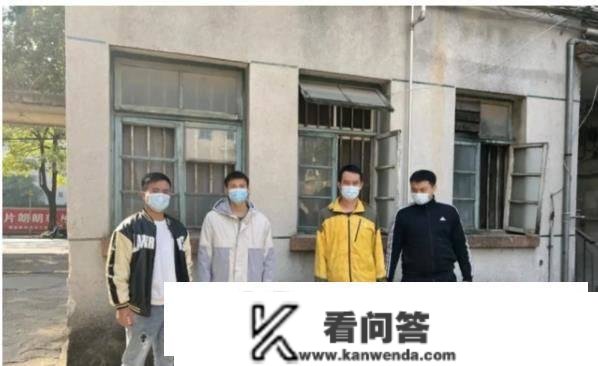 广西南宁，几名须眉在酒吧喝完酒后，觉得不敷尽兴，又转至夜市餐厅继续喝