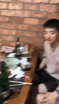 搞笑GIF： 那是什么原理呢？瓶子悬空高速扭转，却不掉下来