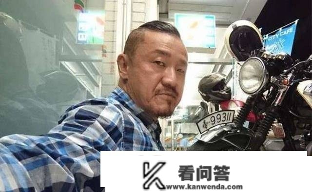 被前妻送进监狱，还被每年欺诈120万元，他却始末不离不弃