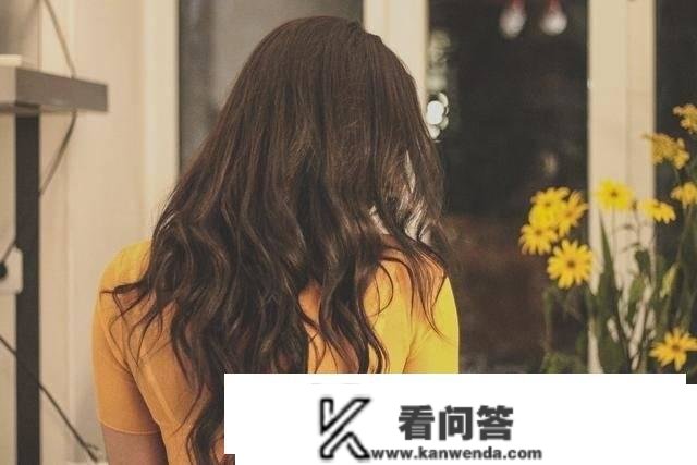 婆婆给哥嫂还房贷，小儿媳挂失工资卡，婆婆气疯：我儿子的工资我做主