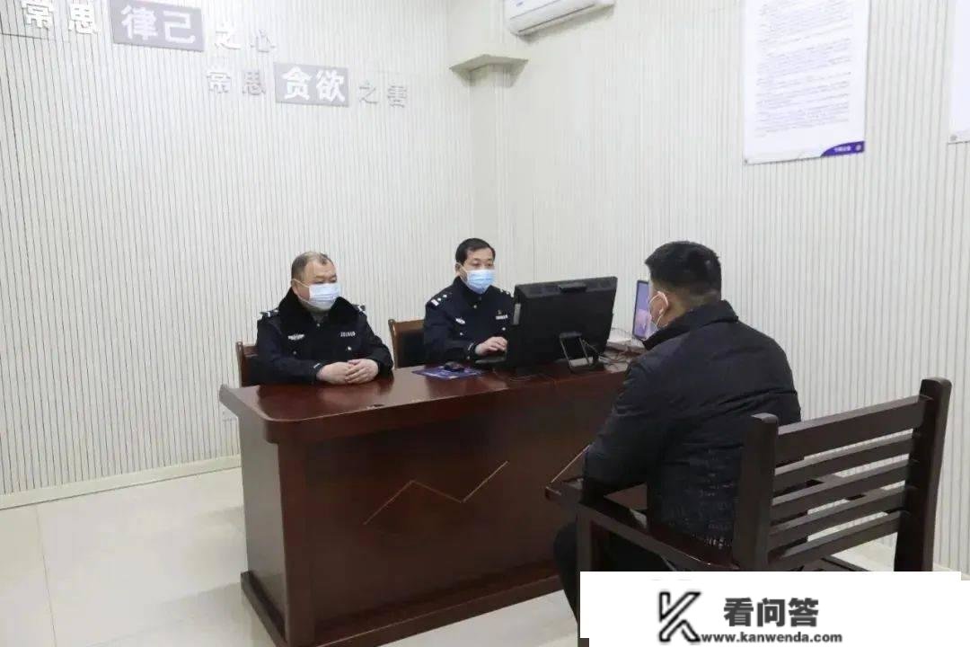 须眉不信本身是逃犯报警验证！警方：还实是，别走