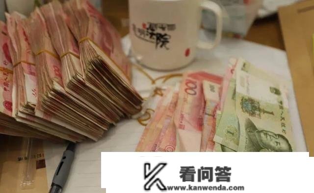 按期存款年利率5.25%却没人存，银行员工量疑：储户都在想什么？