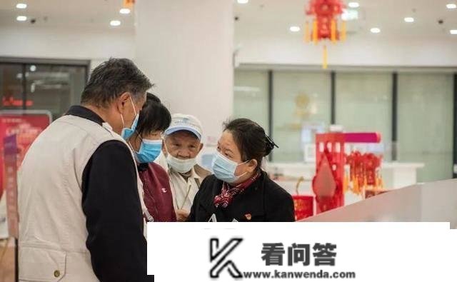 手握25万现金别乱存？银行员工坦言：“那种体例”存，年利钱近万元