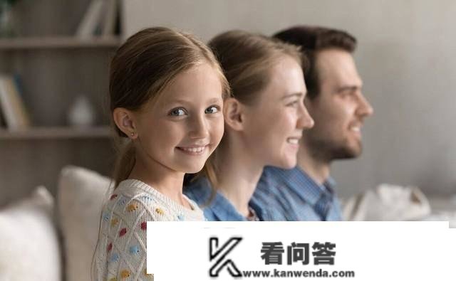 女子到男友家，母亲给她10001红包，她收一元，说我只认准你儿子